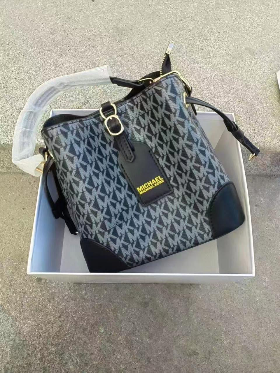 Michael Kors Bag Mercer Small Logo Bucket – product view