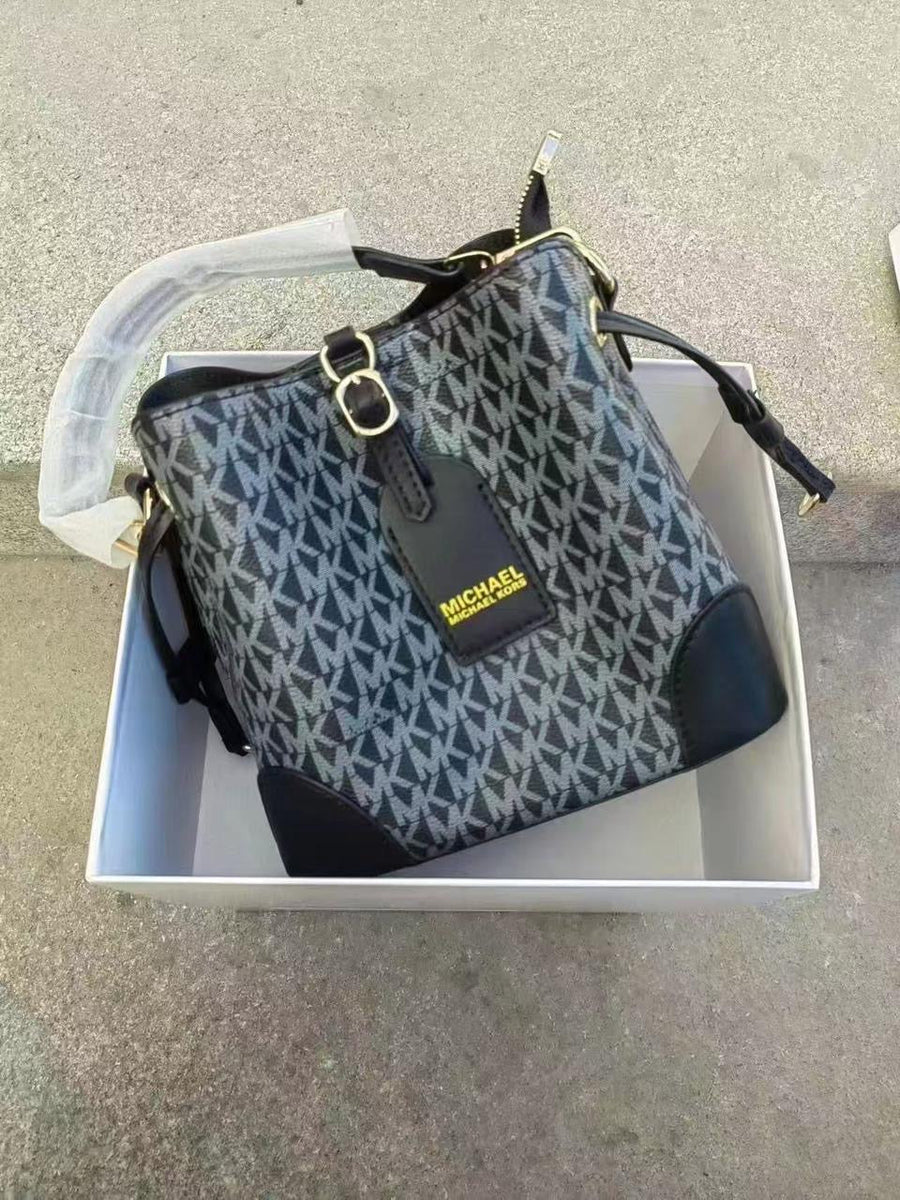Michael Kors Bag Mercer Small Logo Bucket – product view