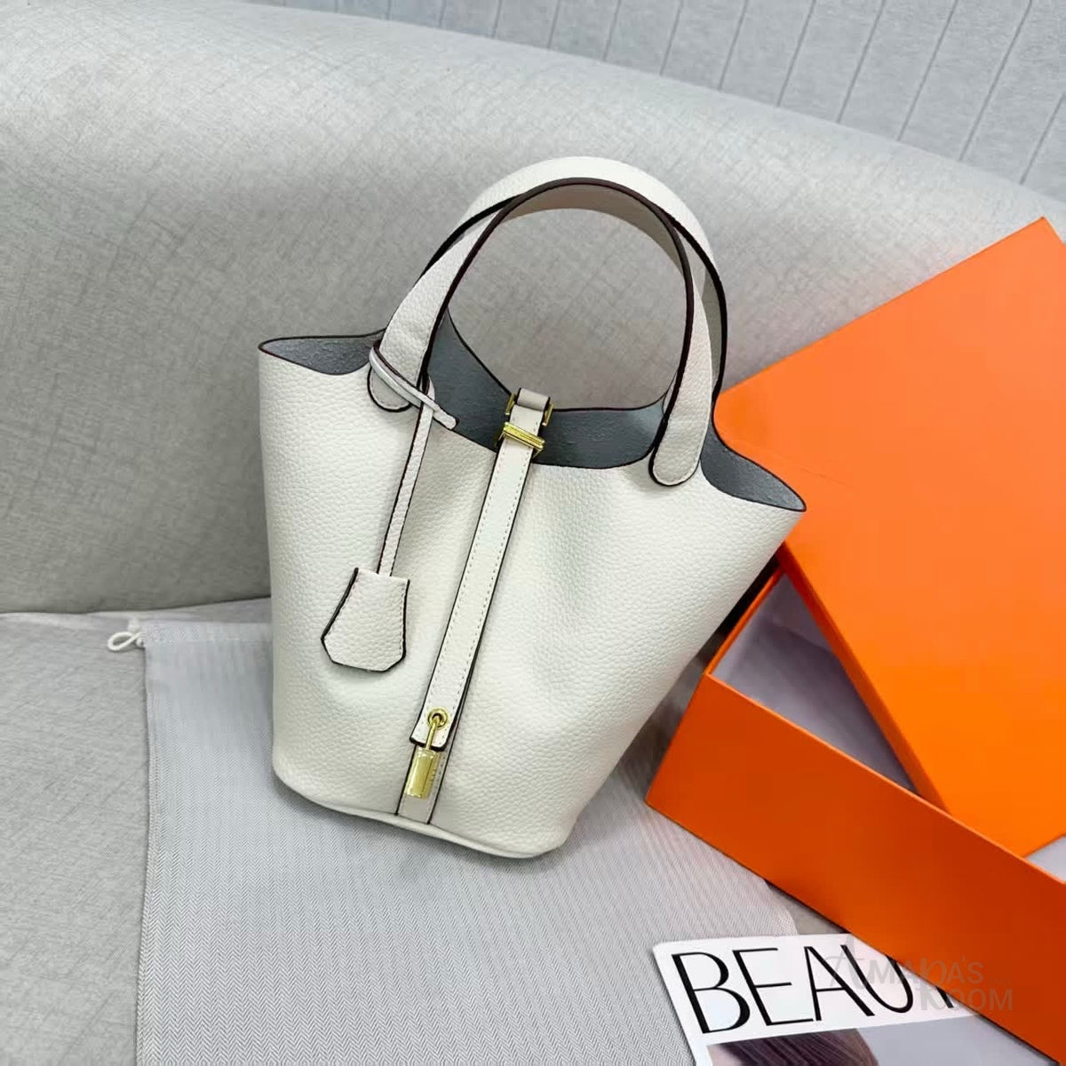Hermès Picotin Lock 18 Bucket Bag – White - View 3