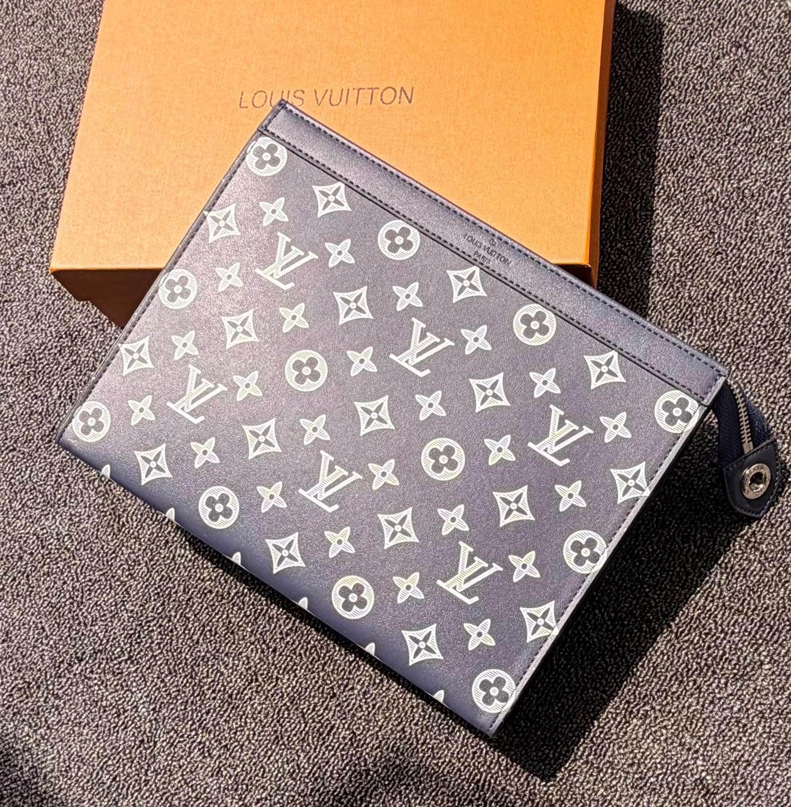 Louis Vuitton Pochette Voyage Clutch – Grey - View 5