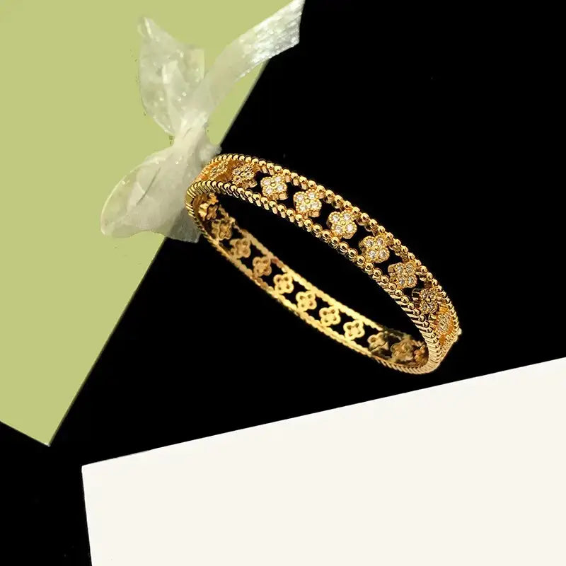 مجوهرات Van Cleef & Arpels | سوار بانغل من الذهب مرصع بالألماس بتصميم زهرة البرسيم